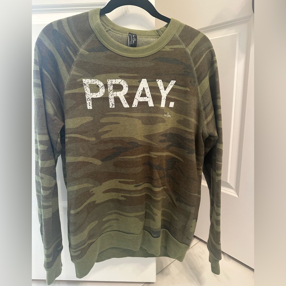 PRAY. Sweatshirt camo very soft inside over sized